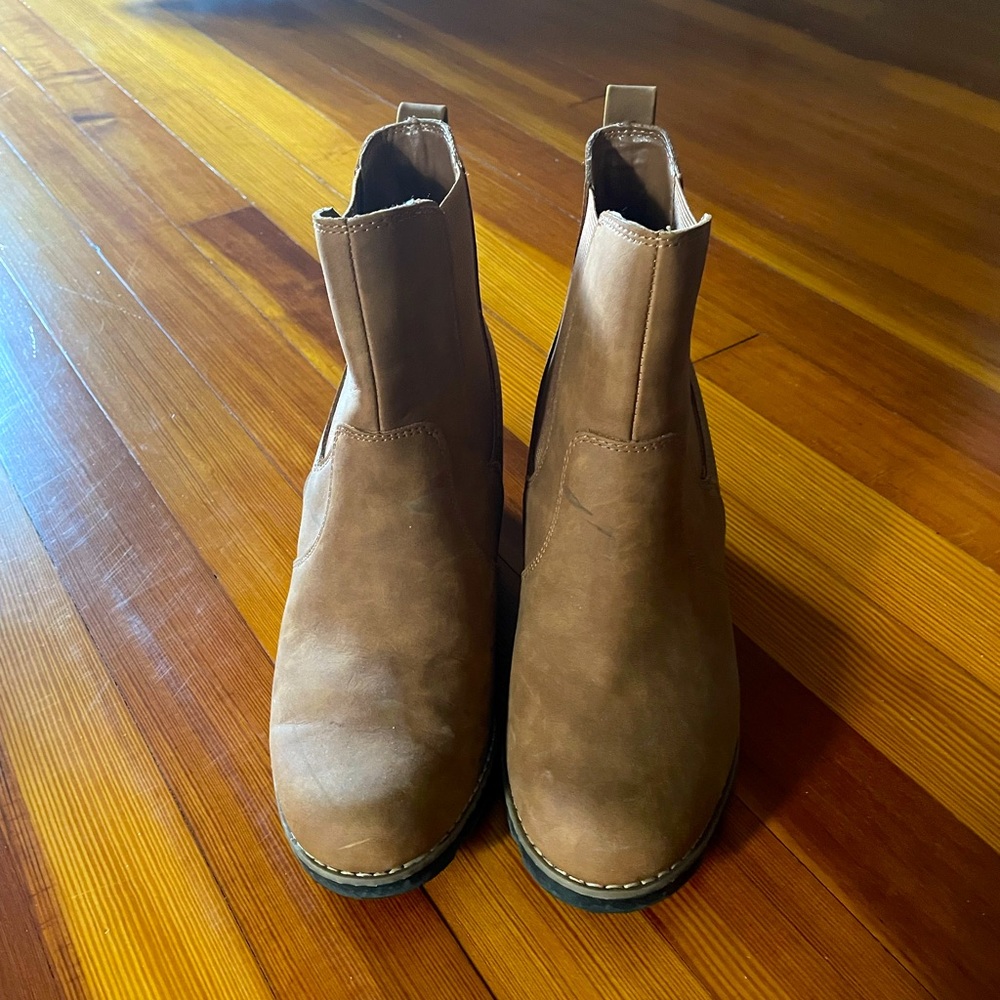 Universal Thread (Sorel look alike) Chelsea hidden wedge boot size 10